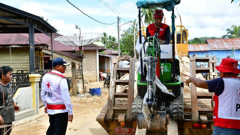 Bersihkan Lingkungan serta Layani Pengobatan Gratis di Lopian