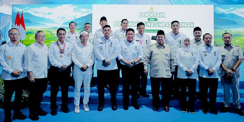 Gubsu Bobby Nasution Raih Tanda Kehormatan Satya Lencana Wirakarya