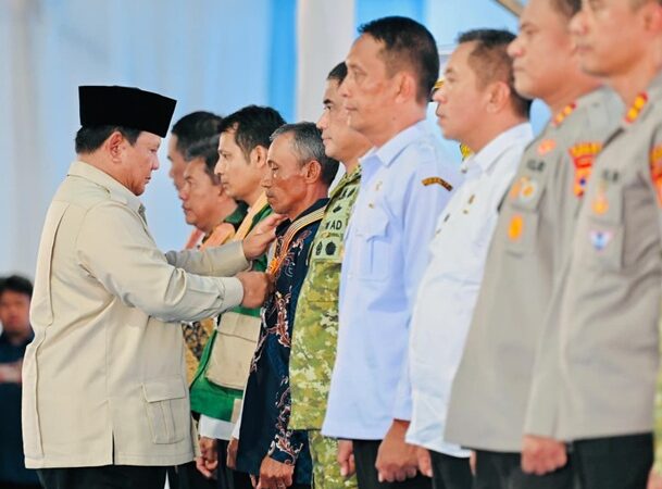 Presiden Prabowo Menganugerahi Penghargaan kepada Sejumlah Petani dan Figur Pertanian
