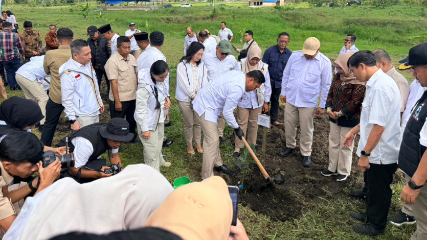 Dampingi Wamen Pertanian Sudaryono Tanam Aren untuk Masa Depan, Bunda Yin Dukung Program Lingkungan dan Ekonomi Rakyat
