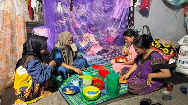 Gema Sahur di Bawah Tenda Darurat: Air Mata dan Kerinduan Penyintas Tapsel yang Kehilangan Rumah