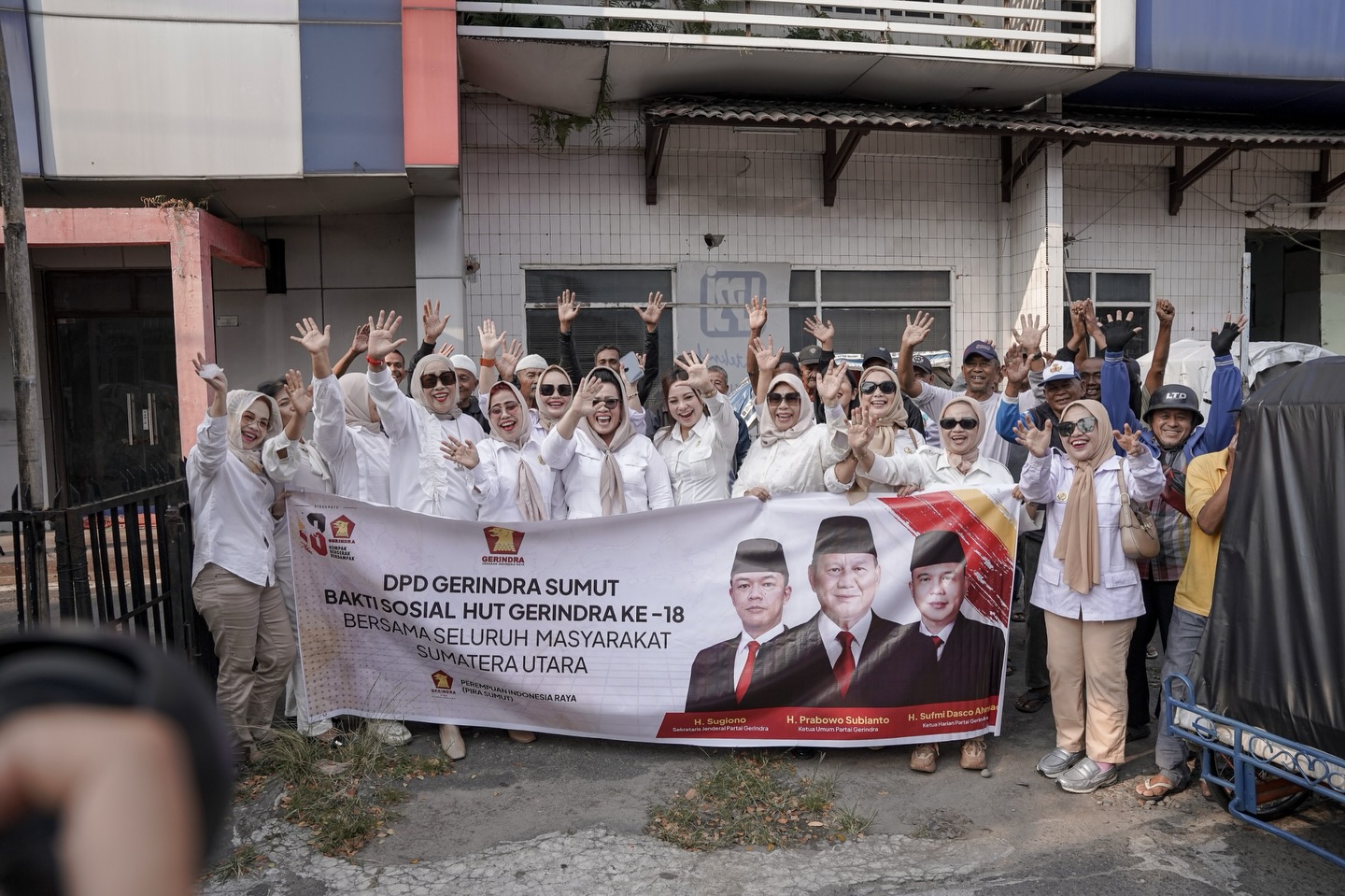 HUT Gerindra ke-18, PIRA Sumut Bagikan 200 Paket Sembako untuk Penarik Betor di Medan