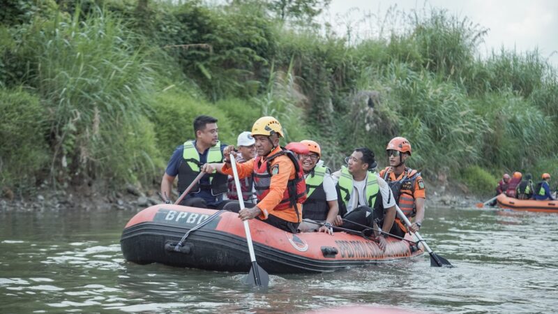 Intruksi Presiden : Dukung Program Indonesia ASRI, Ade Jona dan Bobby Nasution Gotong Royong Bersihkan Sungai Deli