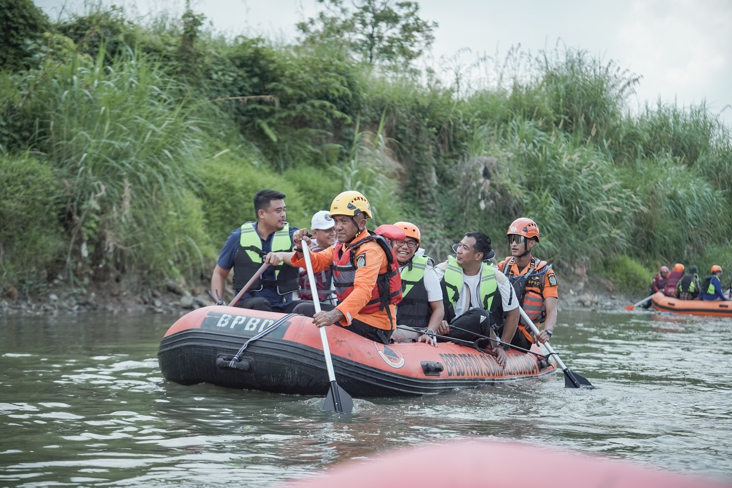 Intruksi Presiden : Dukung Program Indonesia ASRI, Ade Jona dan Bobby Nasution Gotong Royong Bersihkan Sungai Deli