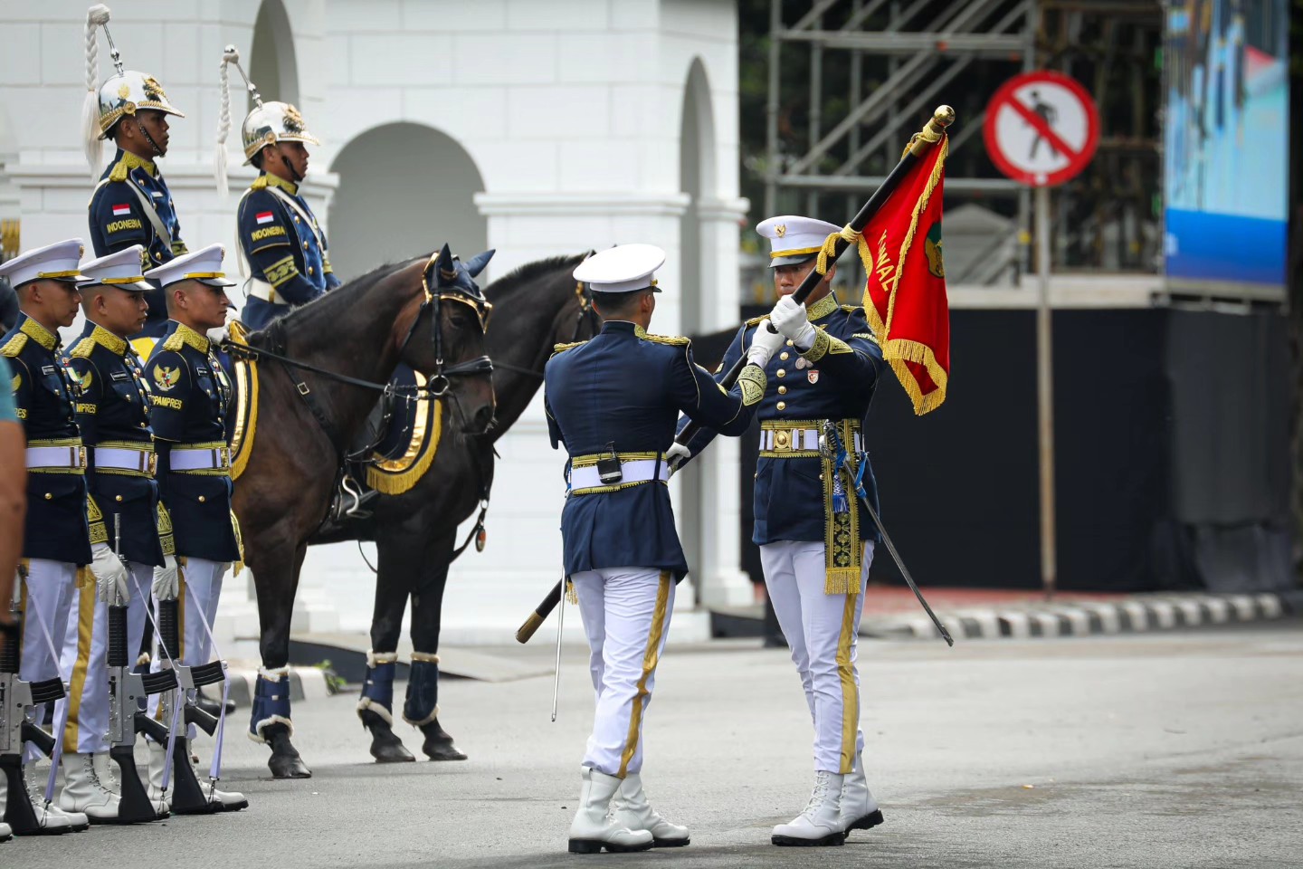 Upacara Serah Terima Pengawal Istana oleh Paspampres di Istana Merdeka Tarik Perhatian Warga