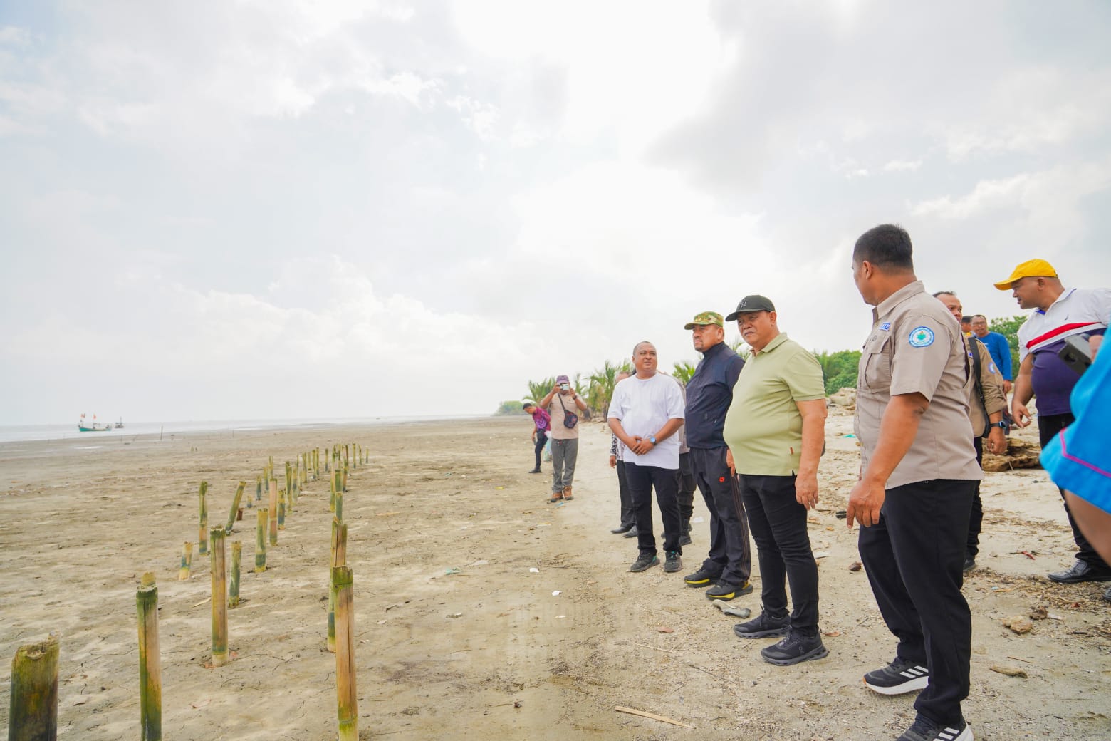 Peringati Hari Peduli Sampah Nasional 2026 Bupati Batu Bara Pimpin Tanam Pohon Di Pantai Datuk