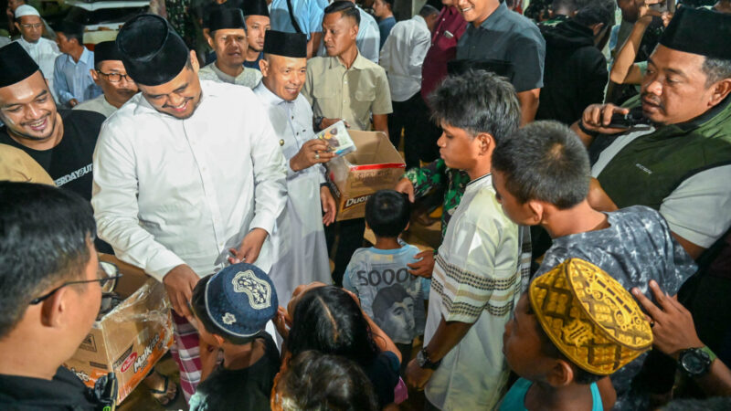 Gubernur Sumut Bobby Nasution Salat Tarawih Perdana di Lokasi Terdampak Bencana Tapteng