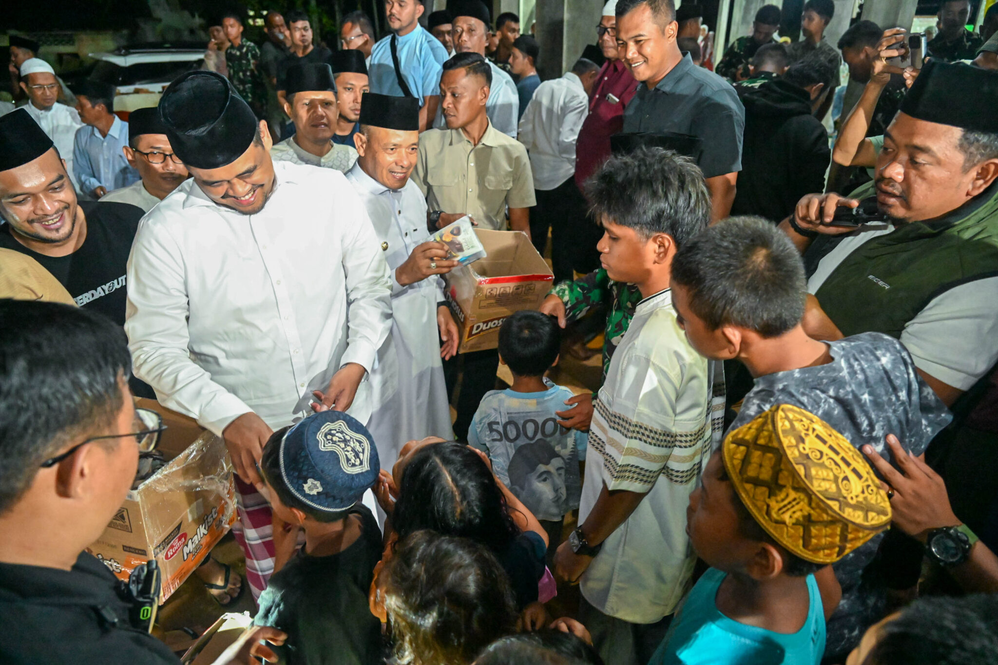 Gubernur Sumut Bobby Nasution Salat Tarawih Perdana di Lokasi Terdampak Bencana Tapteng