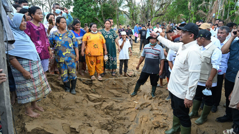 Gubernur Bobby Nasution Temui Langsung Warga Korban Banjir di Tapteng