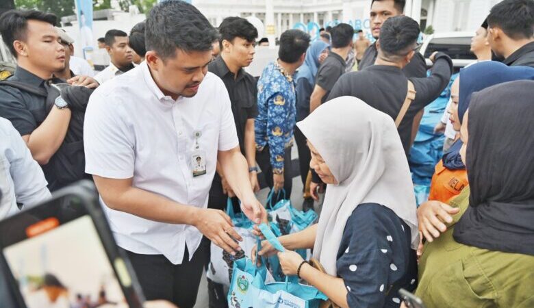Bobby Nasution Bagikan THR untuk Warga, Sasar Pekerja Informal di Medan
