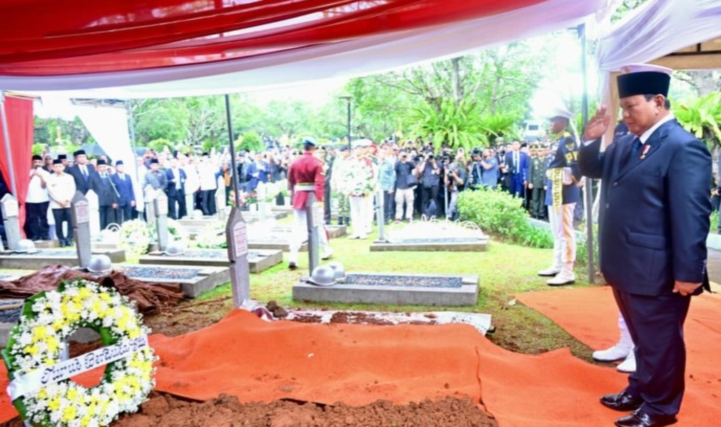 Presiden Prabowo Pimpin Upacara Pemakaman Wakil Presiden ke-6 RI Try Sutrisno di TMP Kalibata