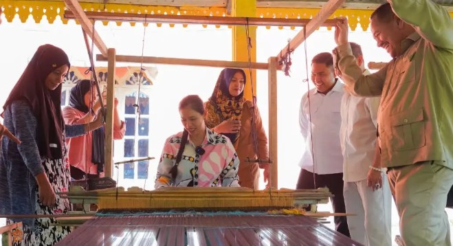 Songket Batu Bara Kian Mendunia, Bupati Baharuddin Ajak Bunda Yin Tinjau Kampung Tenun “Tonun”