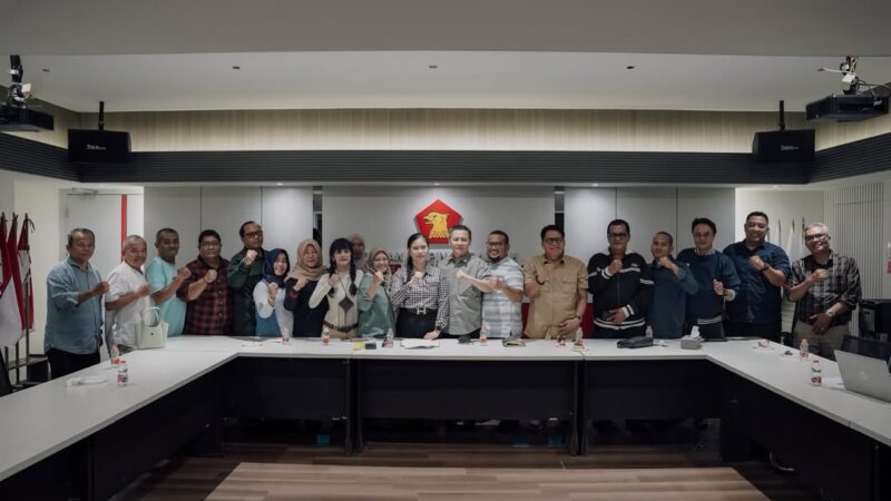 | Medan,Rabu 15 April 2026 – Bendahara Umum (Bendum) DPD Partai Gerindra Sumatera Utara, Meriyawaty Amelia Prasetio yang akrab disapa Bunda Yin, bersama CEO Sumut24 Group, Rianto, menjadi figur sentral dalam pertemuan kolaboratif antara DPD Gerindra Sumut dan tim media siber.  Pertemuan tersebut menghasilkan kesepakatan strategis untuk menggagas Komando ( Komunitas Media Nusantara Dukung Prabowo ) sebagai wadah sinergi media dalam mendukung kepemimpinan Prabowo Subianto.   Dalam arahannya, Merryawati Amelia Prasetyo (Bunda Yin) didampingi Muhri Fauzi Hafiz ( Ketua Mira) Said Siregar , Dewi Budiati , Taufik, menegaskan pentingnya peran media sebagai mitra strategis dalam membangun komunikasi publik yang sehat, transparan, dan bertanggung jawab. Ia juga menekankan bahwa kolaborasi ini menjadi langkah konkret untuk memperkuat penyampaian informasi kepada masyarakat.  Sementara itu, Rianto menyambut positif inisiatif pembentukan Komando ( Komunitas Media Nusantara Dukung Prabowo ) . Ia menilai kolaborasi antara media siber dan partai politik dapat menciptakan arus informasi yang lebih terarah dan profesional, sekaligus memperkuat narasi positif terkait pembangunan nasional.  Turut hadir perwakilan tim media siber, yakni Rianto, Zailani, Beckti, Lilik Riady, Dudit, Yusti, Nisa, Ismail, Ronal, Ayub Badrin, Rini, Marlia, serta Adi Sumarno. Seluruh peserta sepakat bahwa pembentukan Komando ( Komunitas Media Nusantara Dukung Prabowo ) menjadi langkah konkret dalam mengonsolidasikan kekuatan media siber agar lebih terarah dan profesional, sekaligus mendukung program-program pemerintah di bawah kepemimpinan Prabowo Subianto.  Melalui kolaborasi ini, DPD Gerindra Sumut menegaskan komitmennya untuk terus bersinergi dengan berbagai elemen, khususnya media, dalam mendukung agenda pembangunan nasional secara berkelanjutan.red