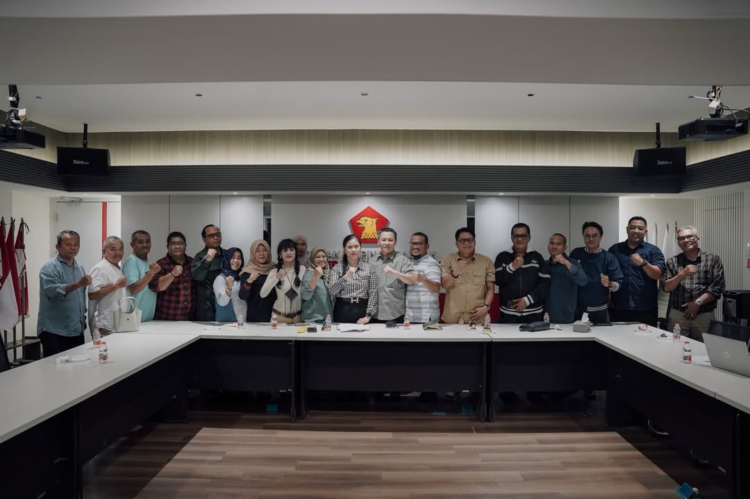 | Medan,Rabu 15 April 2026 – Bendahara Umum (Bendum) DPD Partai Gerindra Sumatera Utara, Meriyawaty Amelia Prasetio yang akrab disapa Bunda Yin, bersama CEO Sumut24 Group, Rianto, menjadi figur sentral dalam pertemuan kolaboratif antara DPD Gerindra Sumut dan tim media siber.  Pertemuan tersebut menghasilkan kesepakatan strategis untuk menggagas Komando ( Komunitas Media Nusantara Dukung Prabowo ) sebagai wadah sinergi media dalam mendukung kepemimpinan Prabowo Subianto.   Dalam arahannya, Merryawati Amelia Prasetyo (Bunda Yin) didampingi Muhri Fauzi Hafiz ( Ketua Mira) Said Siregar , Dewi Budiati , Taufik, menegaskan pentingnya peran media sebagai mitra strategis dalam membangun komunikasi publik yang sehat, transparan, dan bertanggung jawab. Ia juga menekankan bahwa kolaborasi ini menjadi langkah konkret untuk memperkuat penyampaian informasi kepada masyarakat.  Sementara itu, Rianto menyambut positif inisiatif pembentukan Komando ( Komunitas Media Nusantara Dukung Prabowo ) . Ia menilai kolaborasi antara media siber dan partai politik dapat menciptakan arus informasi yang lebih terarah dan profesional, sekaligus memperkuat narasi positif terkait pembangunan nasional.  Turut hadir perwakilan tim media siber, yakni Rianto, Zailani, Beckti, Lilik Riady, Dudit, Yusti, Nisa, Ismail, Ronal, Ayub Badrin, Rini, Marlia, serta Adi Sumarno. Seluruh peserta sepakat bahwa pembentukan Komando ( Komunitas Media Nusantara Dukung Prabowo ) menjadi langkah konkret dalam mengonsolidasikan kekuatan media siber agar lebih terarah dan profesional, sekaligus mendukung program-program pemerintah di bawah kepemimpinan Prabowo Subianto.  Melalui kolaborasi ini, DPD Gerindra Sumut menegaskan komitmennya untuk terus bersinergi dengan berbagai elemen, khususnya media, dalam mendukung agenda pembangunan nasional secara berkelanjutan.red