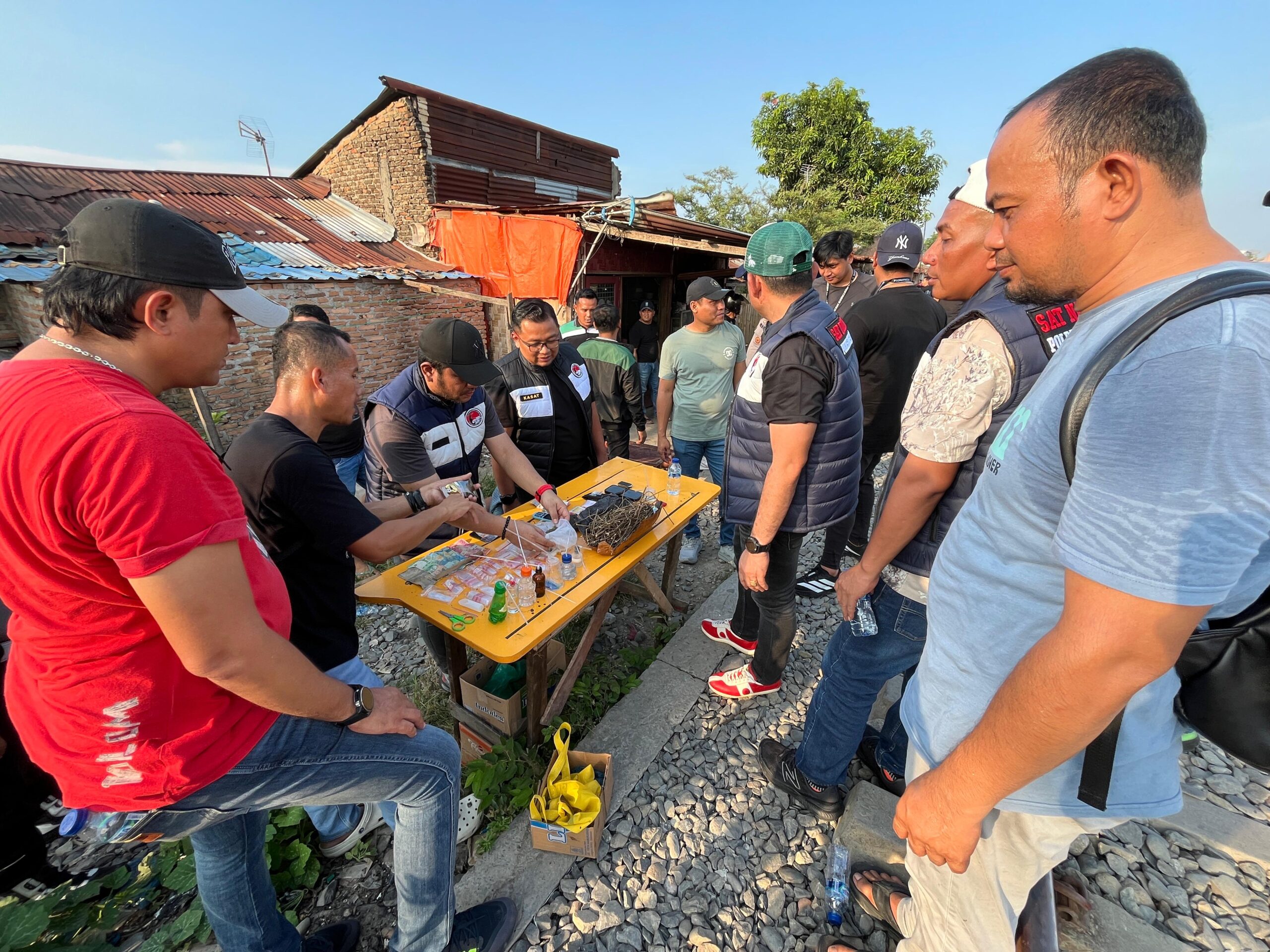 Sarang Narkoba Rel KA Tembung Digempur  4 Pelaku Diringkus, Lapak Dibumi Hanguskan