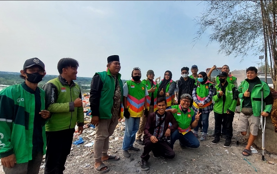 KOJIRA Tunjukkan Kepedulian Sosial, Bagikan Nasi Bungkus untuk Petugas dan Anak-anak di Marelan Pasar 5