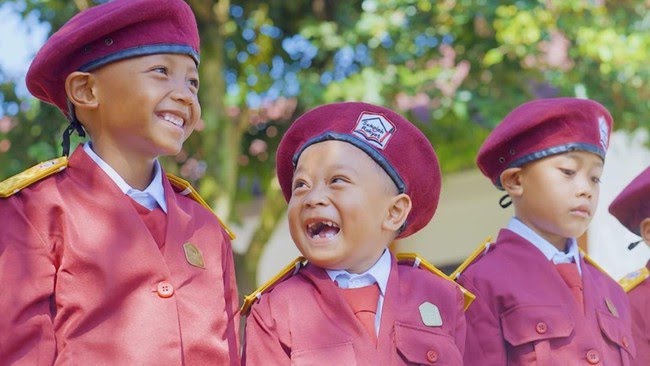 Dari Pemulung ke Pelajar: Kisah Haru Fikri (6) Temukan Harapan Baru di Sekolah Rakyat