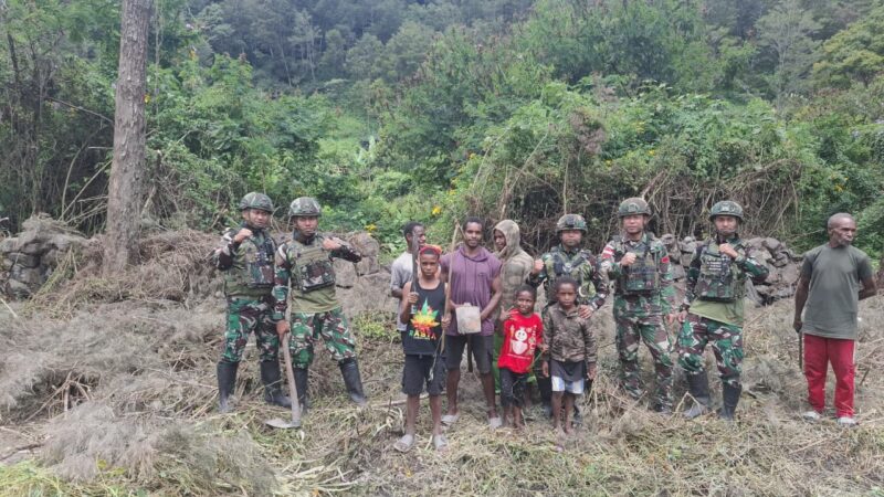 Sinergi TNI dan Rakyat, Satgas Yonif 521/DY Bersama Warga Bersihkan Lingkungan di Distrik Kurima