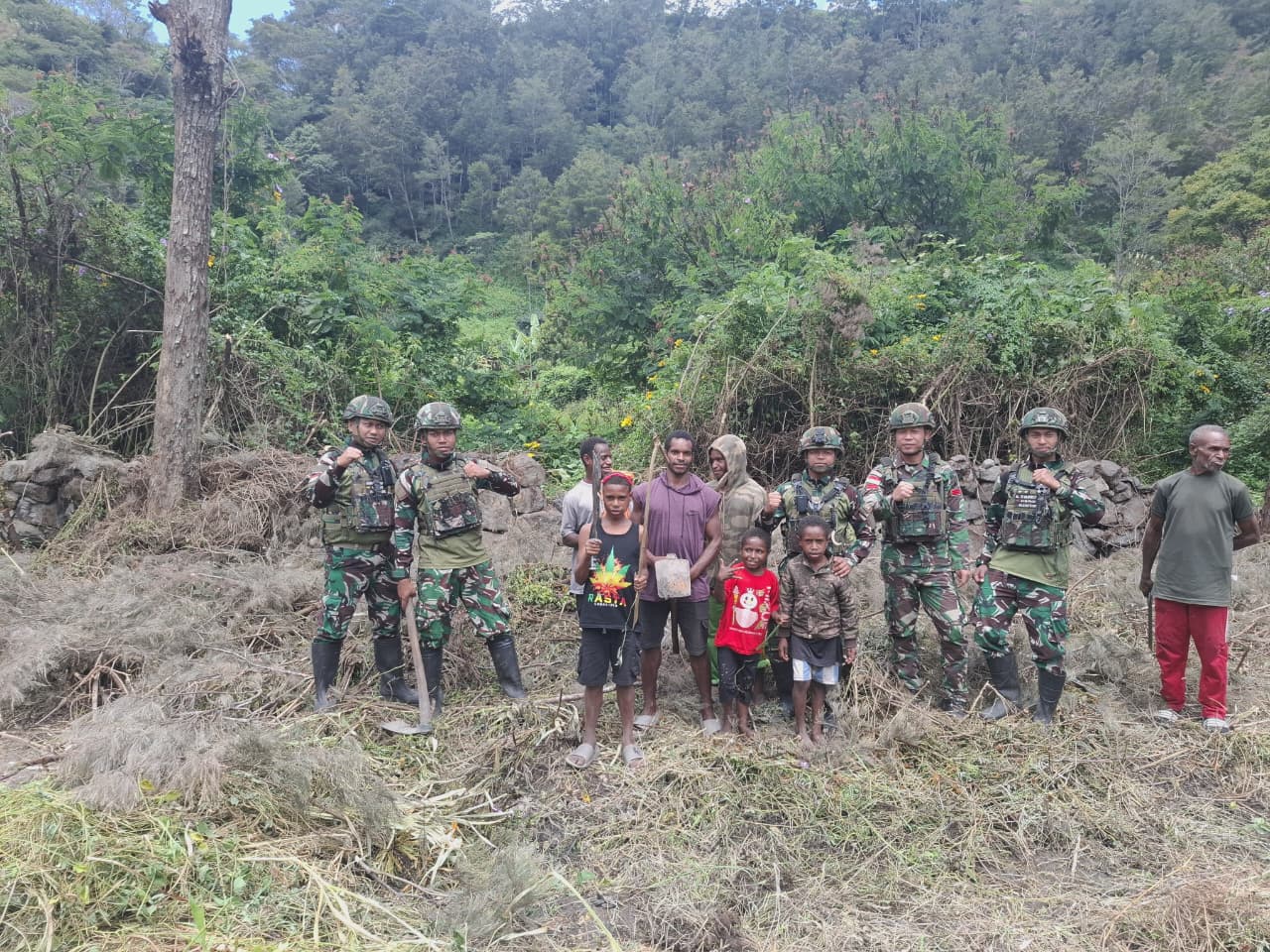Sinergi TNI dan Rakyat, Satgas Yonif 521/DY Bersama Warga Bersihkan Lingkungan di Distrik Kurima