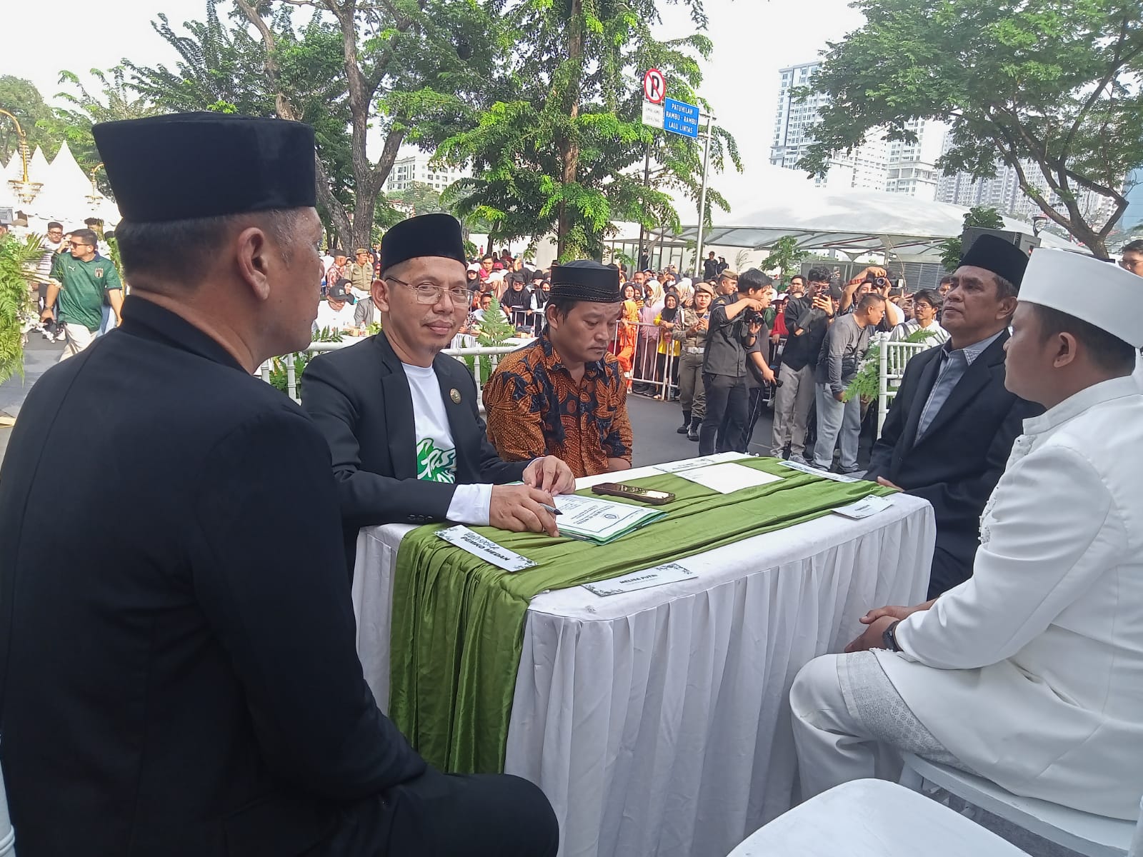 Ka.KUA Medan Perjuangan Pimpin Akad Nikah di CFD Lapangan Merdeka Medan