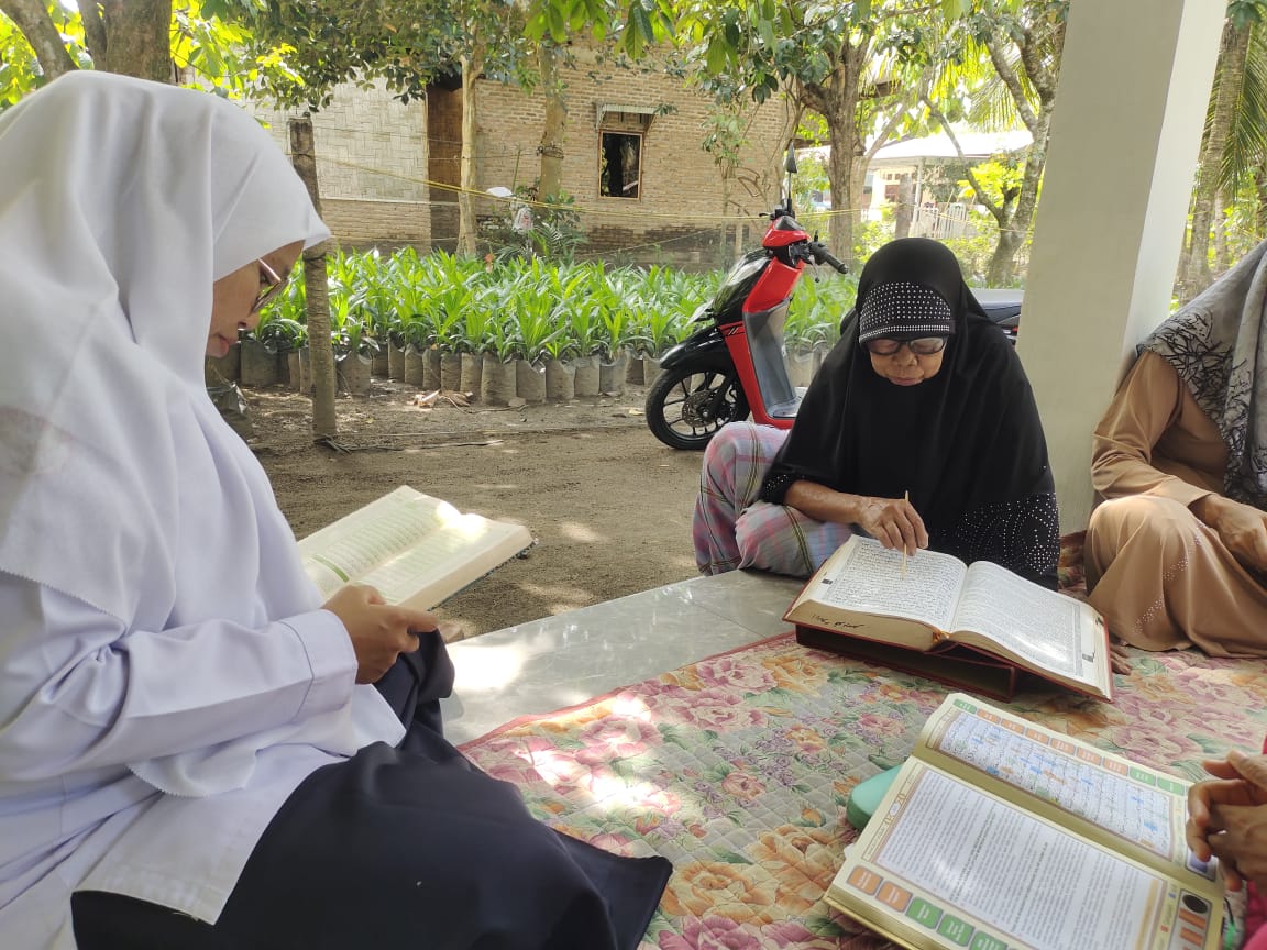 Sentuhan Spiritual Penyuluh Agama Sipispis, Dampingi Ibu – Ibu Lansia Belajar Al Qur’an