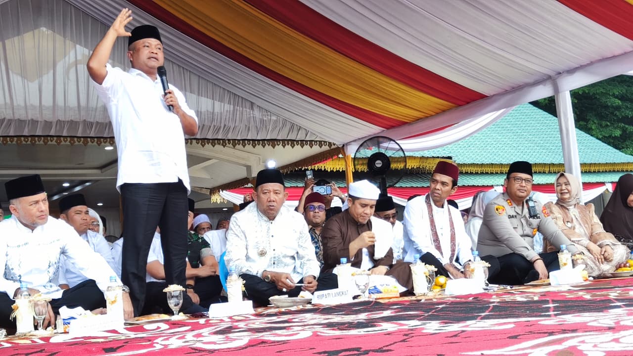 Wakil Ketua Komisi XIII DPR RI Sugiat Santoso Hadirkan UAS, Ribuan Umat Penuhi Alun-alun Stabat Langkat