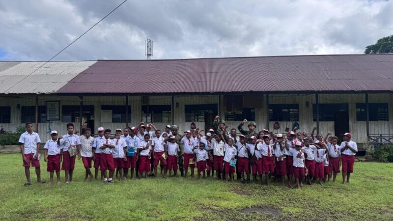 Mencerdaskan Kehidupan Bangsa, Satgas Yonif 521/DY Hadir Bagikan Perlengkapan Sekolah di Distrik Benawa