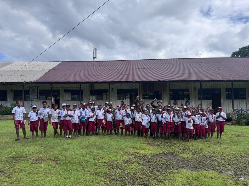 Mencerdaskan Kehidupan Bangsa, Satgas Yonif 521/DY Hadir Bagikan Perlengkapan Sekolah di Distrik Benawa
