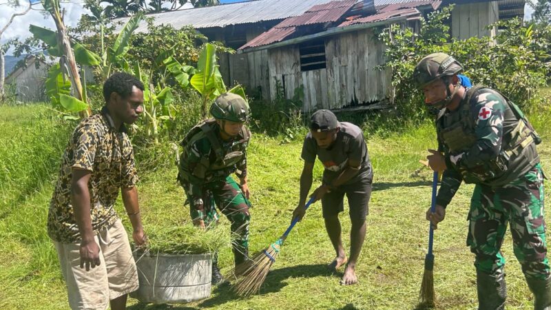 Tercipta Lingkungan Bersih dan Sehat, Satgas Yonif 521/DY Bersama Warga Gotong Royong di Kantor Distrik Apalapsili