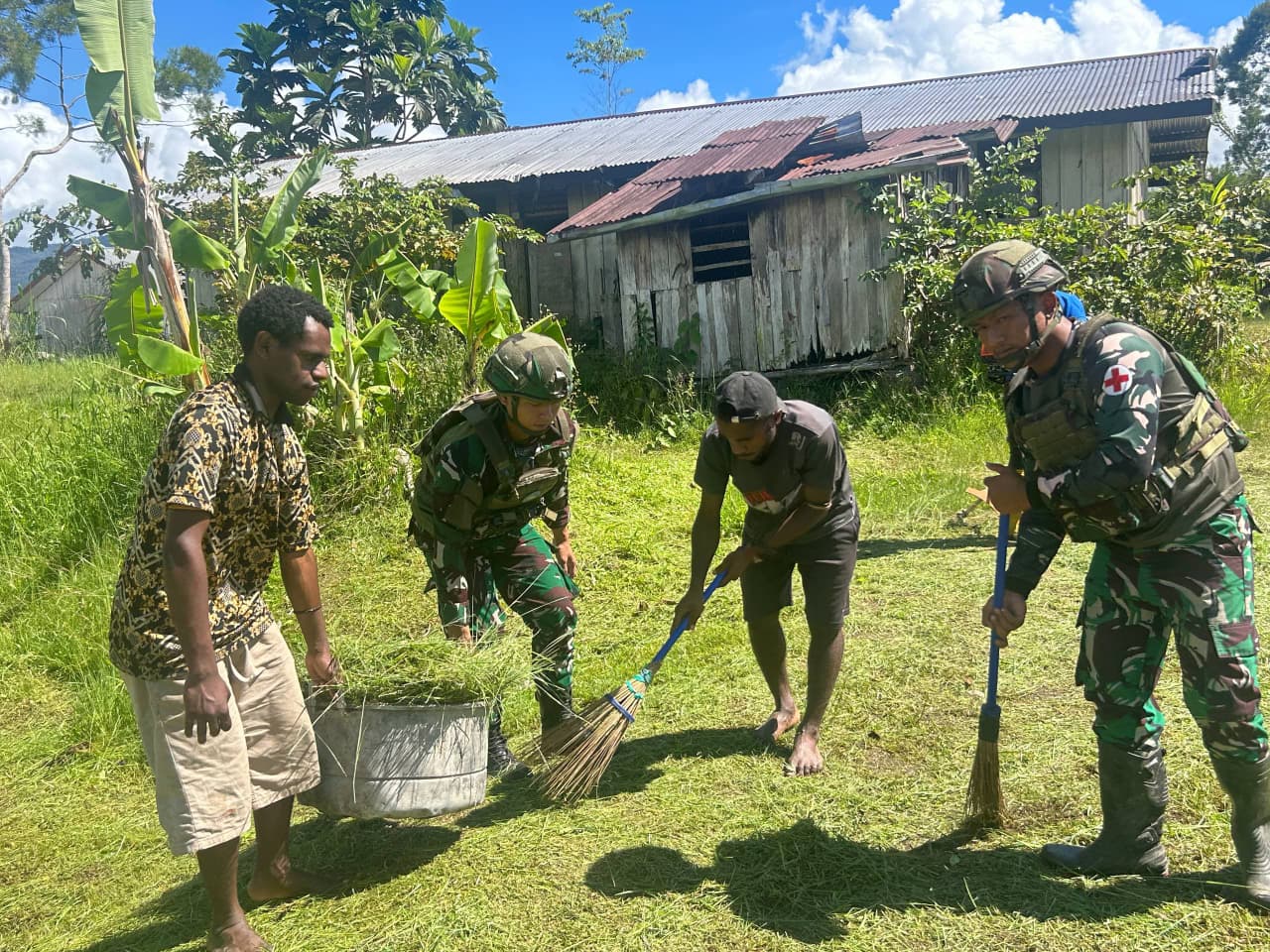 Tercipta Lingkungan Bersih dan Sehat, Satgas Yonif 521/DY Bersama Warga Gotong Royong di Kantor Distrik Apalapsili