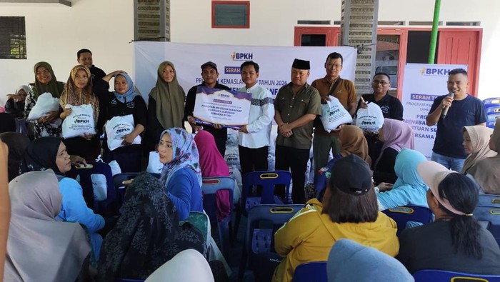 Rumah Aspirasi Sugiat Santoso Bagikan Daging Kurban-1.000 Paket Sembako di Langkat