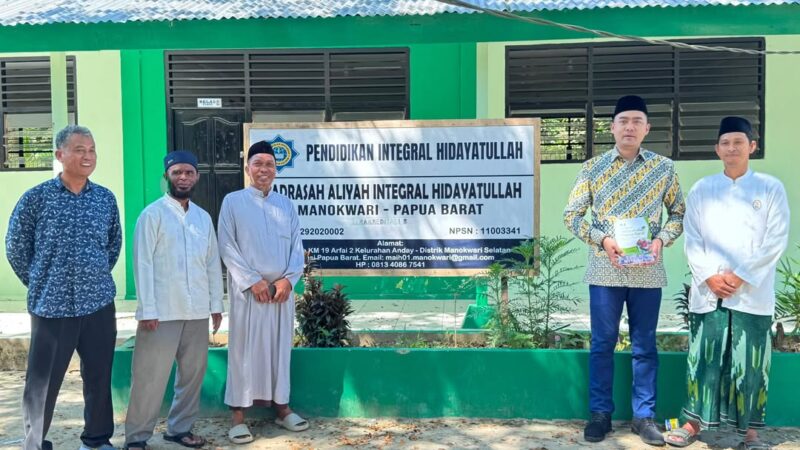 Staf Khusus Menteri Agama Gugun Gumilar Salurkan Bantuan dan Fasilitasi Umrah Kiai Pesantren Hidayatullah Manokwari