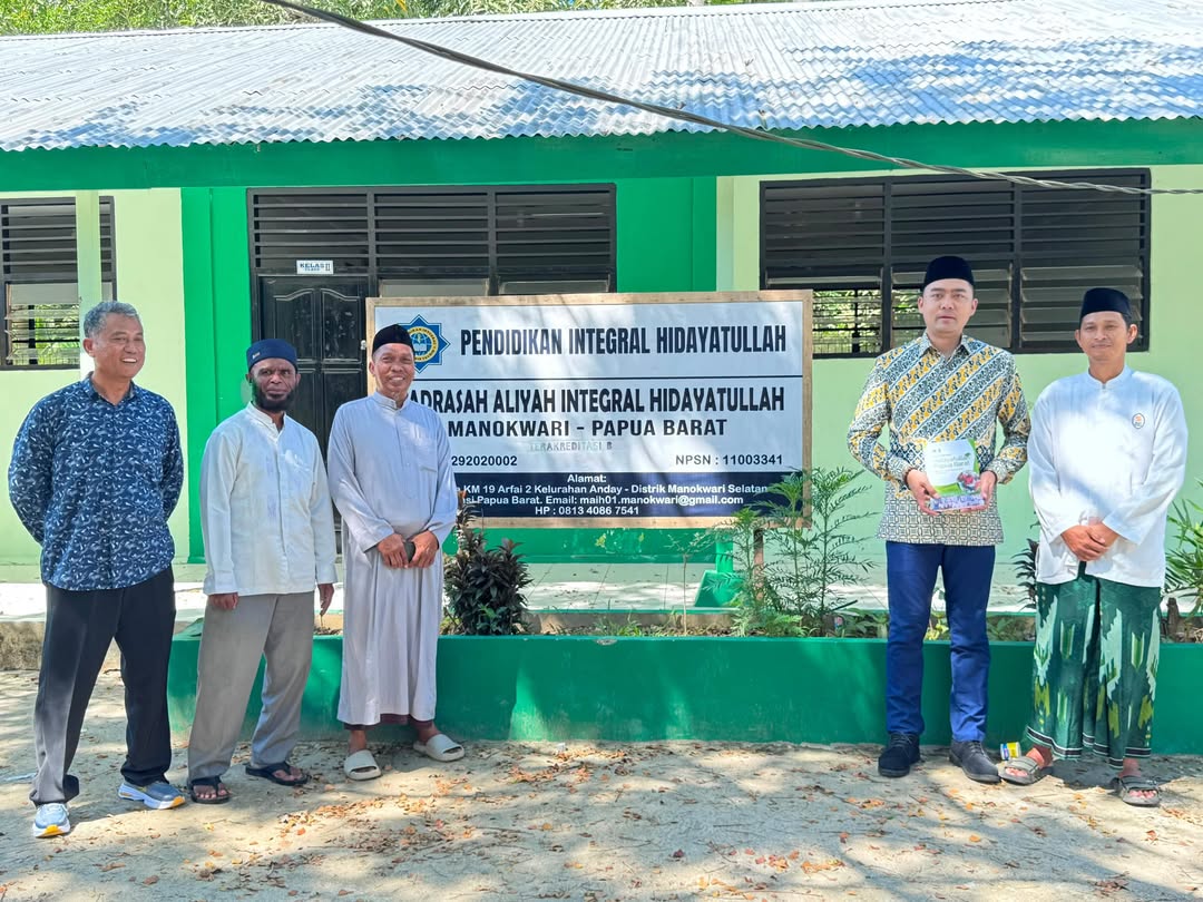 Staf Khusus Menteri Agama Gugun Gumilar Salurkan Bantuan dan Fasilitasi Umrah Kiai Pesantren Hidayatullah Manokwari