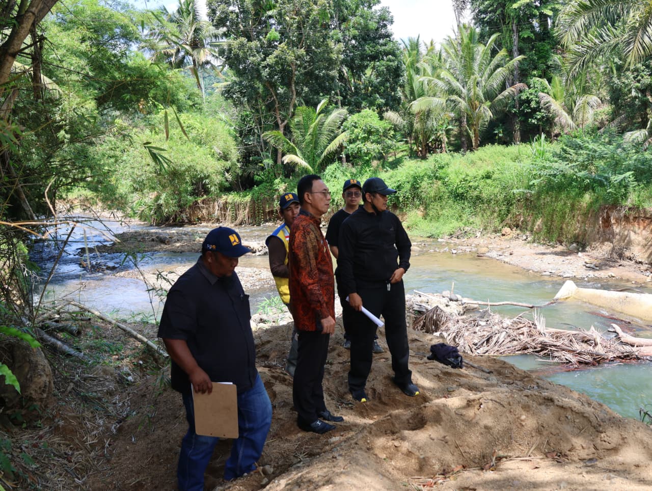 Tinjau Dampak Banjir dan Longsor di Sibongbong, Bupati Gus Irawan Pastikan Perbaikan Irigasi dan Normalisasi Sungai Segera Dilaksanakan