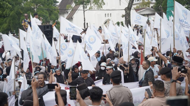 Ribuan Emak-Emak Datangi Kantor Gubernur, Tolak Penutupan Program Makan Bergizi Gratis