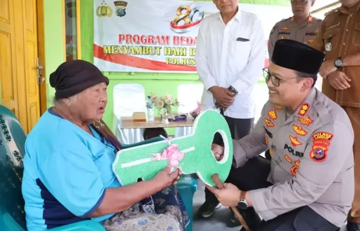 Kapolres Langkat Serahkan Rumah Baru untuk Nek Ginah, Wujud Kepedulian Polri kepada Masyarakat