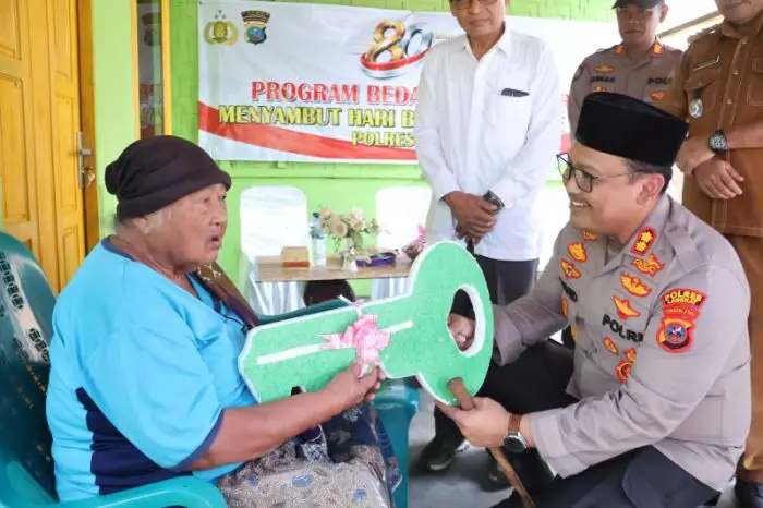 Kapolres Langkat Serahkan Rumah Baru untuk Nek Ginah, Wujud Kepedulian Polri kepada Masyarakat
