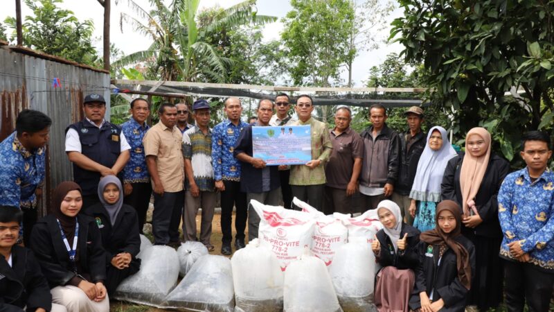 Bupati Tapsel Serahkan Bantuan Bibit dan Pakan Ikan untuk Dukung Swasembada Ikan di Sipirok