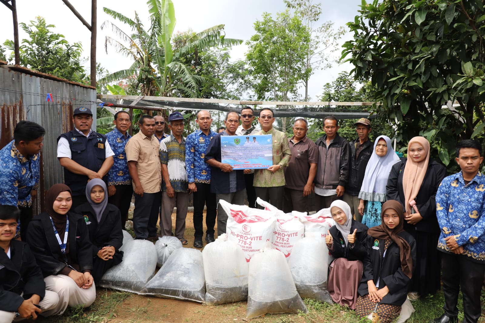 Bupati Tapsel Serahkan Bantuan Bibit dan Pakan Ikan untuk Dukung Swasembada Ikan di Sipirok