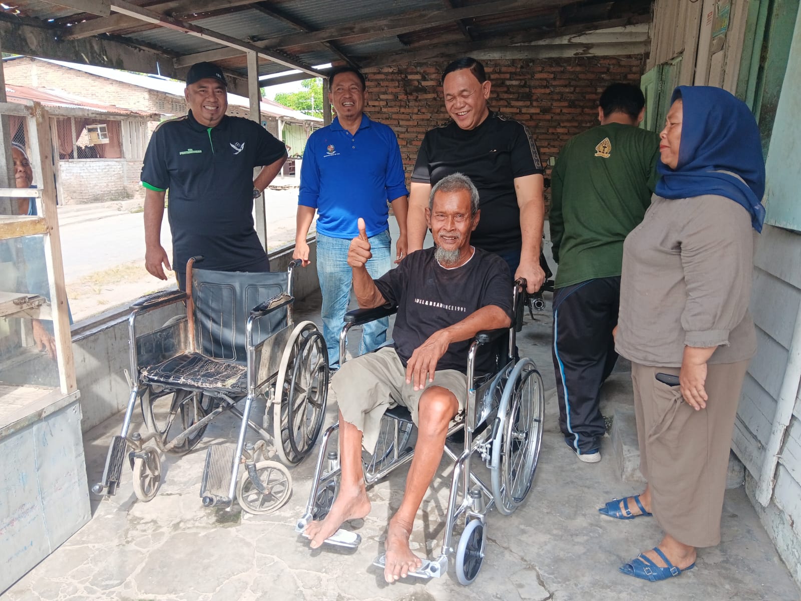 Muhammad Dahnil Ginting SE Berikan Bantuan Kursi Roda Untuk Ibu Farida Penderita Penyakit Diabetes
