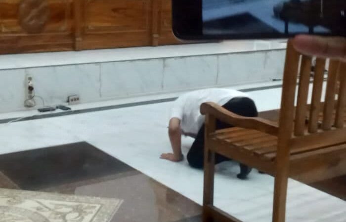 Divonis Bebas Kasus Korupsi Smartboard Tebing Tinggi, Purnawirawan Polri Sujud dan Menangis