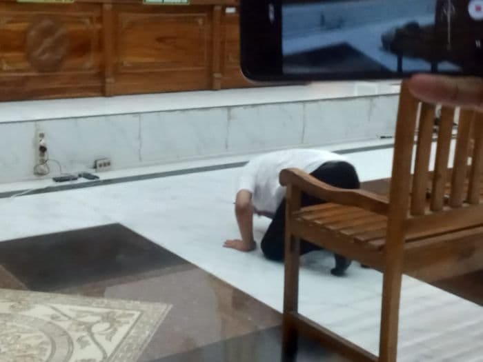 Divonis Bebas Kasus Korupsi Smartboard Tebing Tinggi, Purnawirawan Polri Sujud dan Menangis