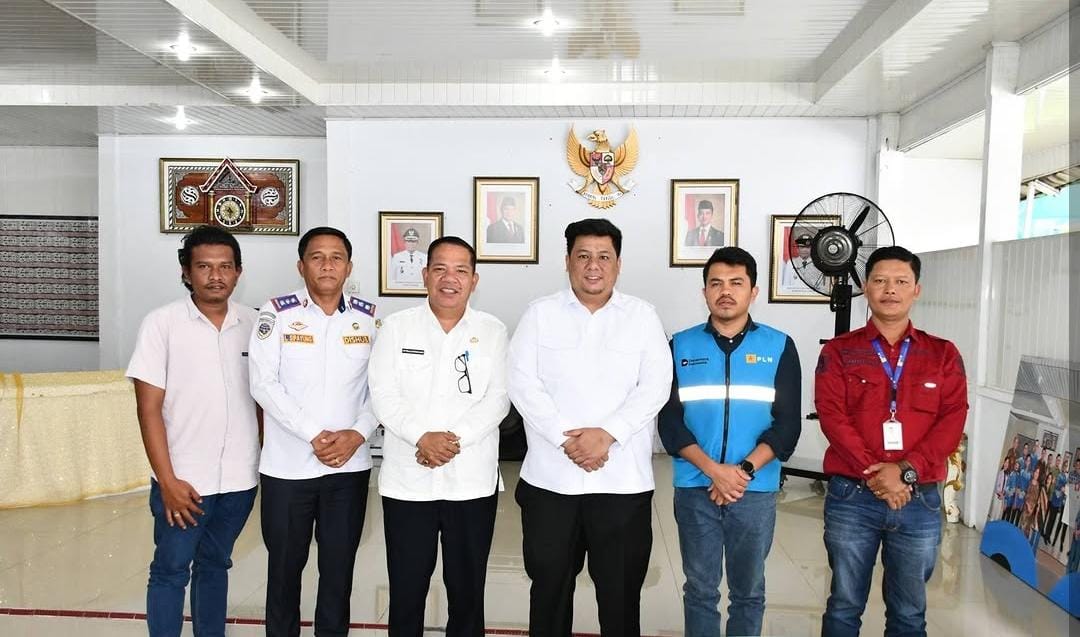 Bupati Samosir bersama Manager ULP PLN Pangururan Sepakat Bangun Jaringan Listrik di Desa Hasinggaan