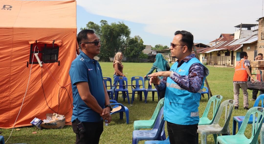 PLN UP3 Medan Salurkan Bantuan bagi Warga Terdampak Puting Beliung di Medan Johor