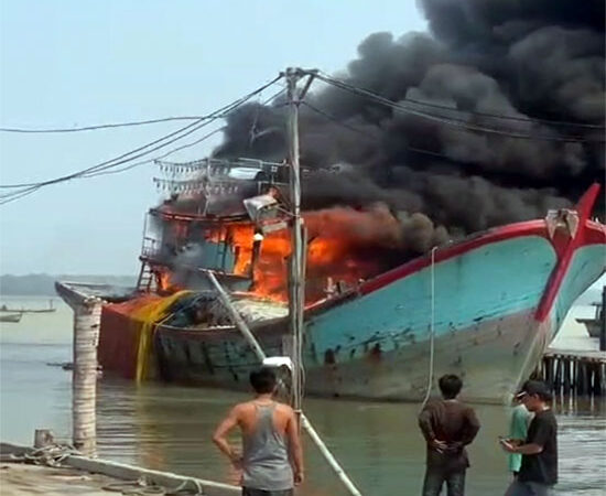 Kapal Pukat Teri KM Cendrawasih Laut Terbakar di Belawan