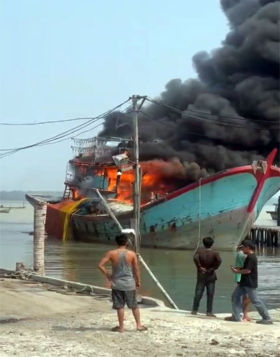 Kapal Pukat Teri KM Cendrawasih Laut Terbakar di Belawan