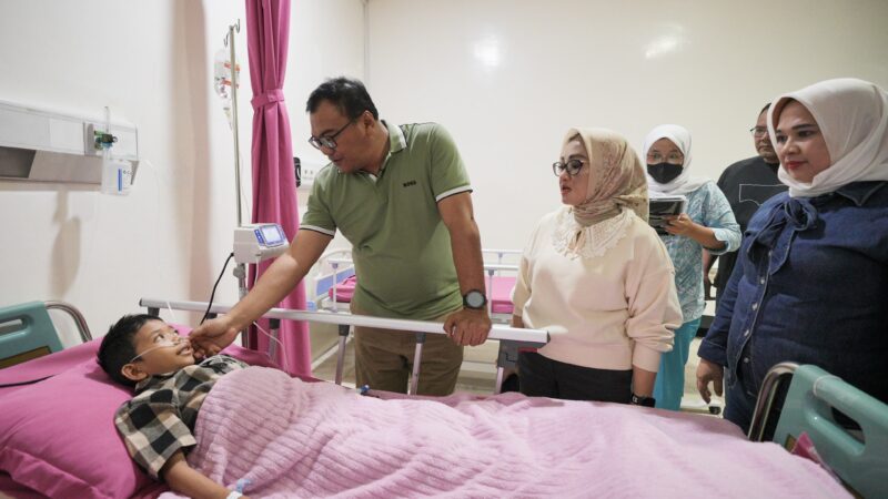 Bupati bersama Ketua TP PKK Deli Serdang Jenguk Kondisi Khairullah Kohar