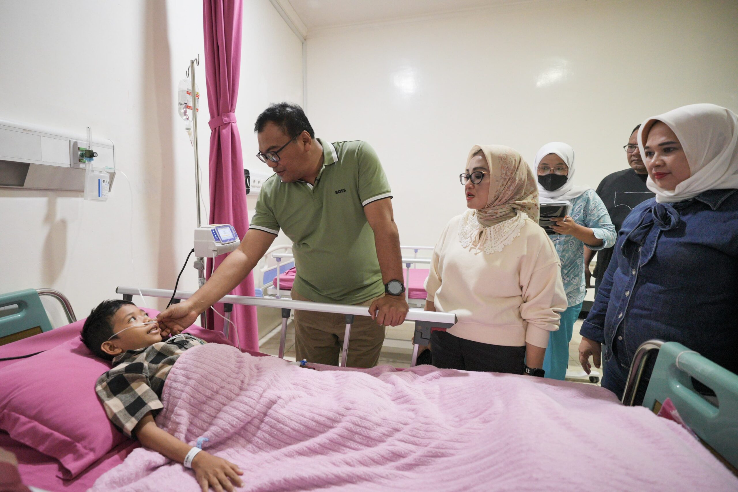 Bupati bersama Ketua TP PKK Deli Serdang Jenguk Kondisi Khairullah Kohar