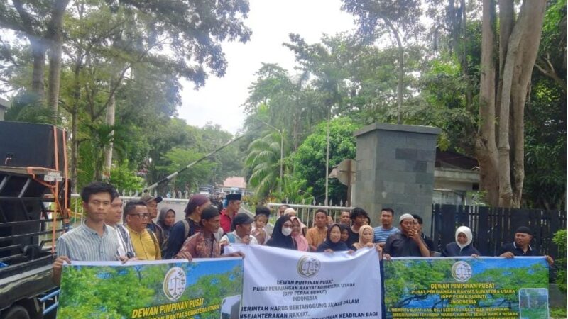 Warga Desa Regemuk Demo di Kantor Bupati Deli Serdang