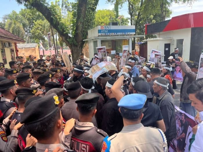 Polda Sumut Didemo Keluarga Winda Lorenza Gowasa